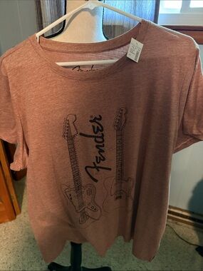 Fender Dusty Rose Graphic Guitar Tee